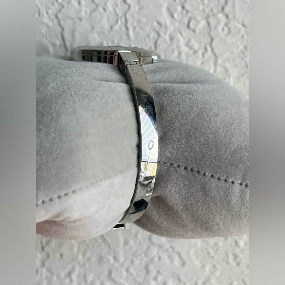 Gucci bangle 105 ladies Watch model YA105518 sherry line. - Picture 8 of 15